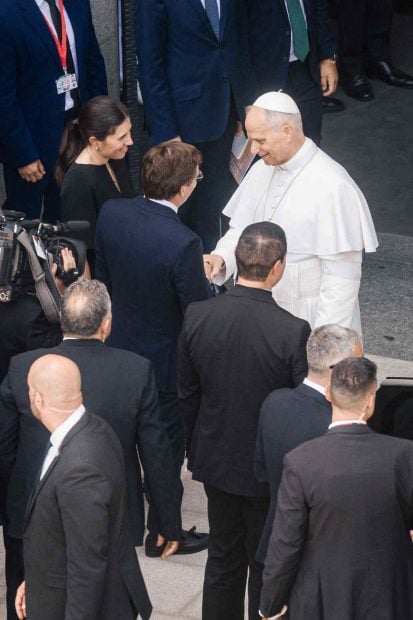 Teresa Urquijo con el Papa León XIV