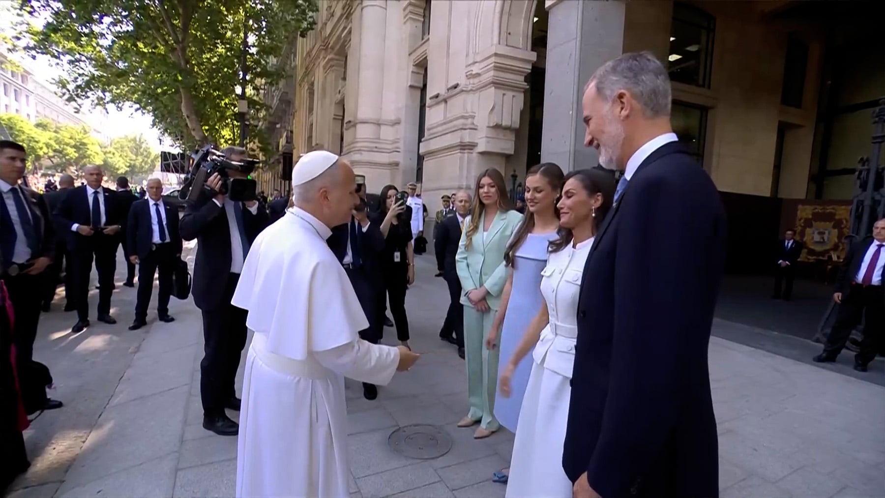 Letizia reinterpreta el «privilegio del blanco» de las reina