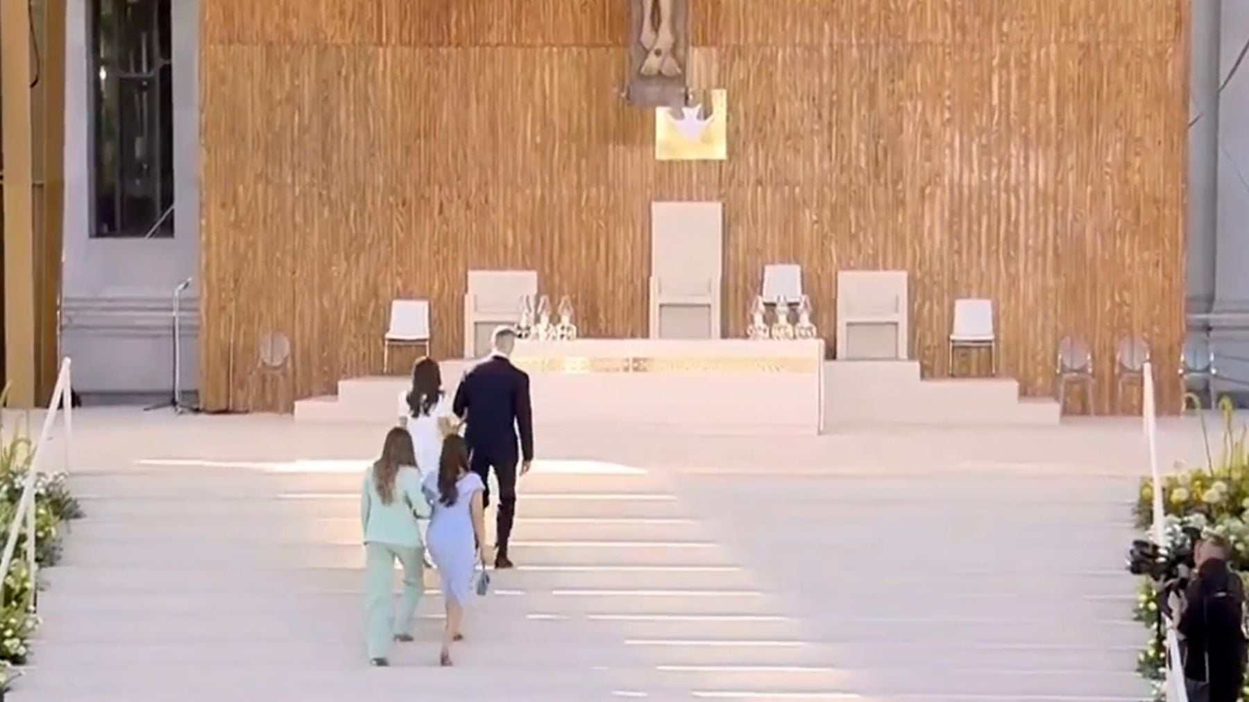 Gran ovación y vítores a los Reyes al subir al altar de la m