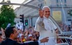 León XIV bendice a una multitud de bebés durante su recorrido en papamóvil por Madrid