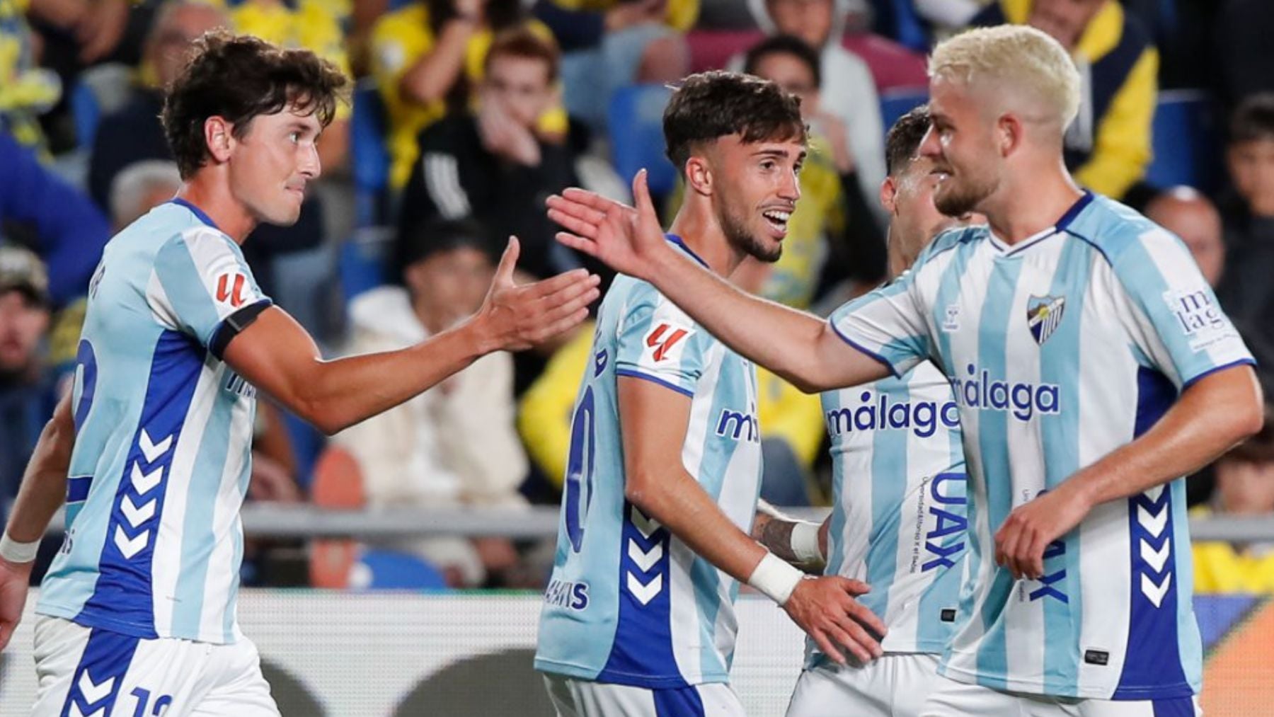 El Málaga gana por la mínima en Las Palmas y se acerca a la 