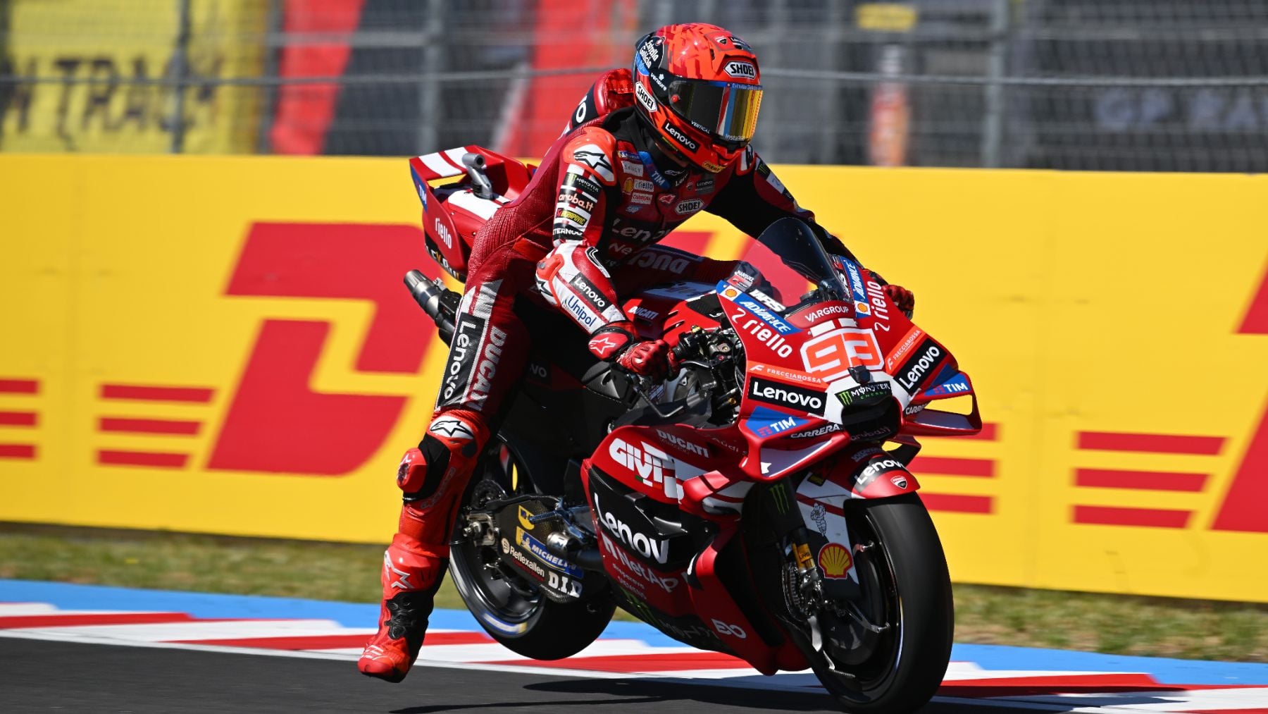 Histórico Márquez: logra su victoria 100 y se mete en la luc