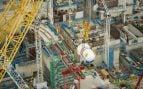Big Carl, la grúa más grande del mundo, levanta el segundo reactor nuclear de Hinkley Point C. // Foto: © EDF Energy 2026