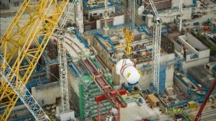 Big Carl, la grúa más grande del mundo, levanta el segundo reactor nuclear de Hinkley Point C. // Foto: © EDF Energy 2026