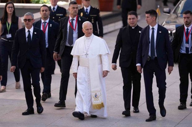 El papa Le&oacute;n XIV a su salida del Congreso de los Diputados. (Foto: EFE)