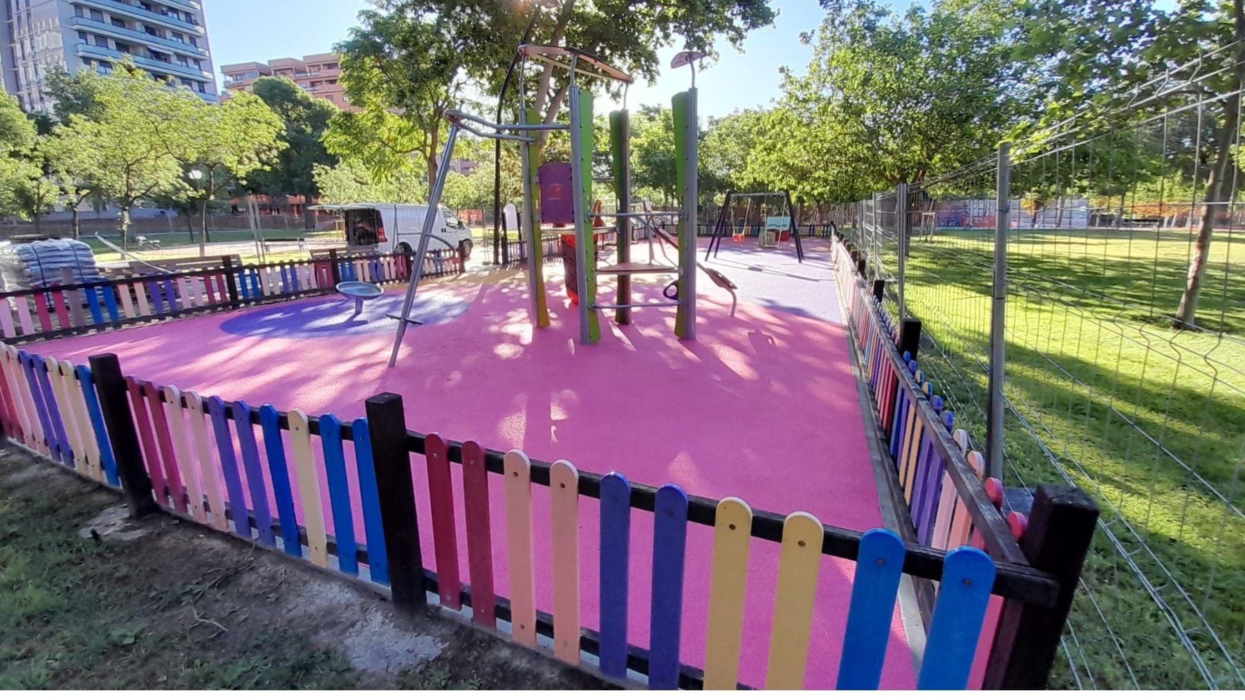Adiós a los suelos artificiales en los parques infantiles: F
