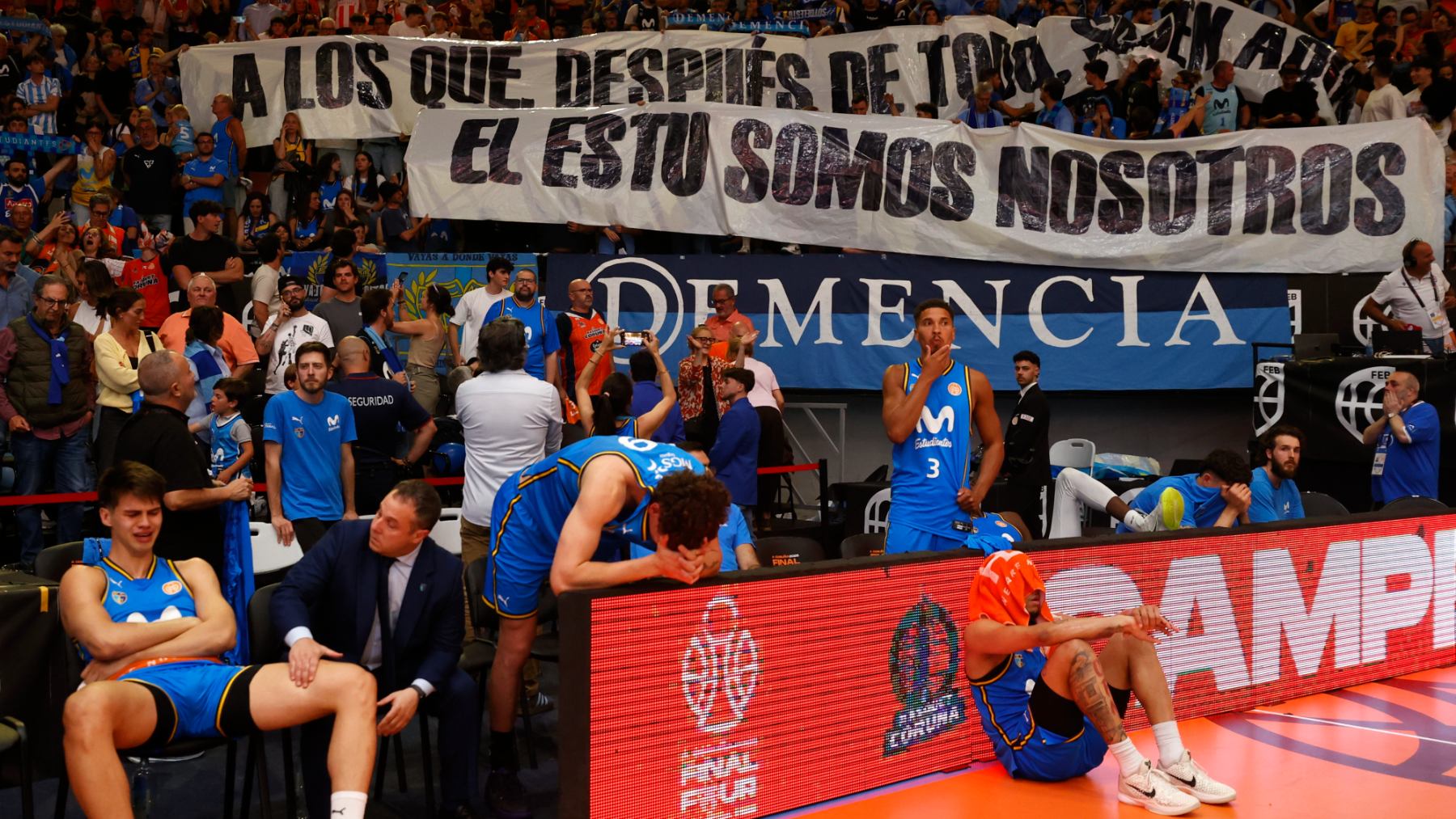 Pedro Sánchez llora por la derrota de su equipo de baloncest
