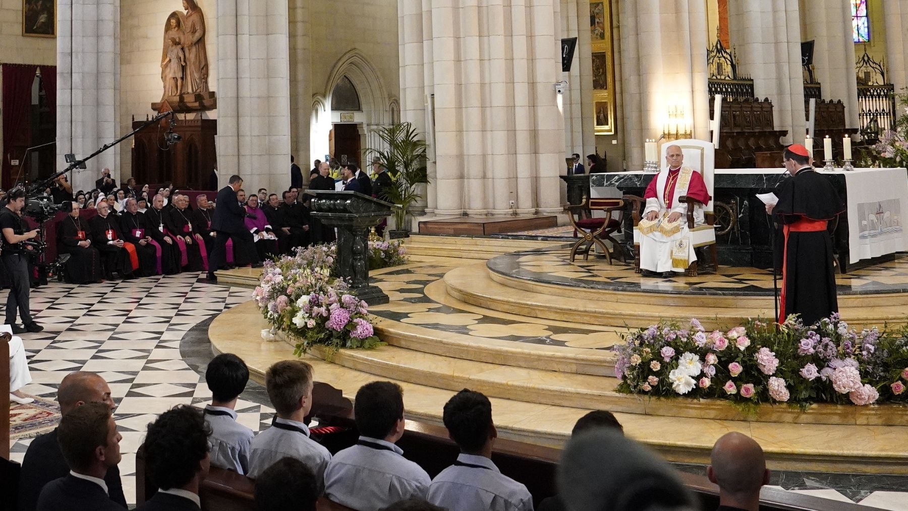 León XIV llama desde La Almudena a derribar muros 