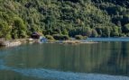 embalse al pie de los Pirineos