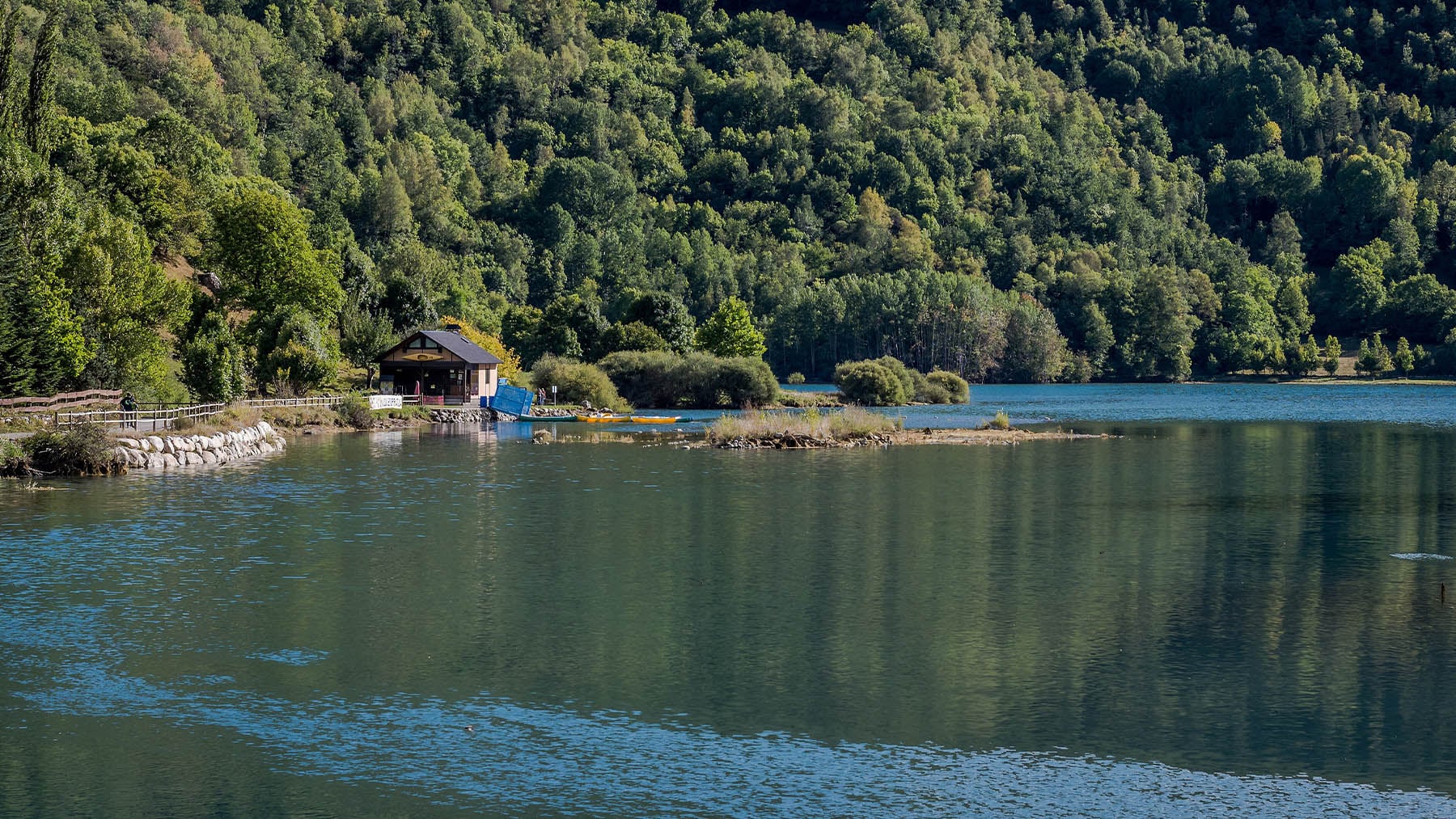 Parecen los Alpes suizos, pero está en Aragón: el idílico embalse al pie de los Pirineos perfecto para huir de la playa en verano