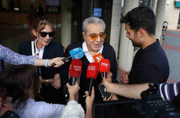 Andrés Pajares y su mujer Juani en el tanatorio de la Paz. (Foto: Europa Press)