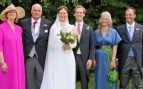 Lukas von Lattorff, hijo de Tatiana de Liechtenstein, y Marie von Wilczek, con la tiara de zafiros, recién casados. (Gobierno de Liechtenstein)