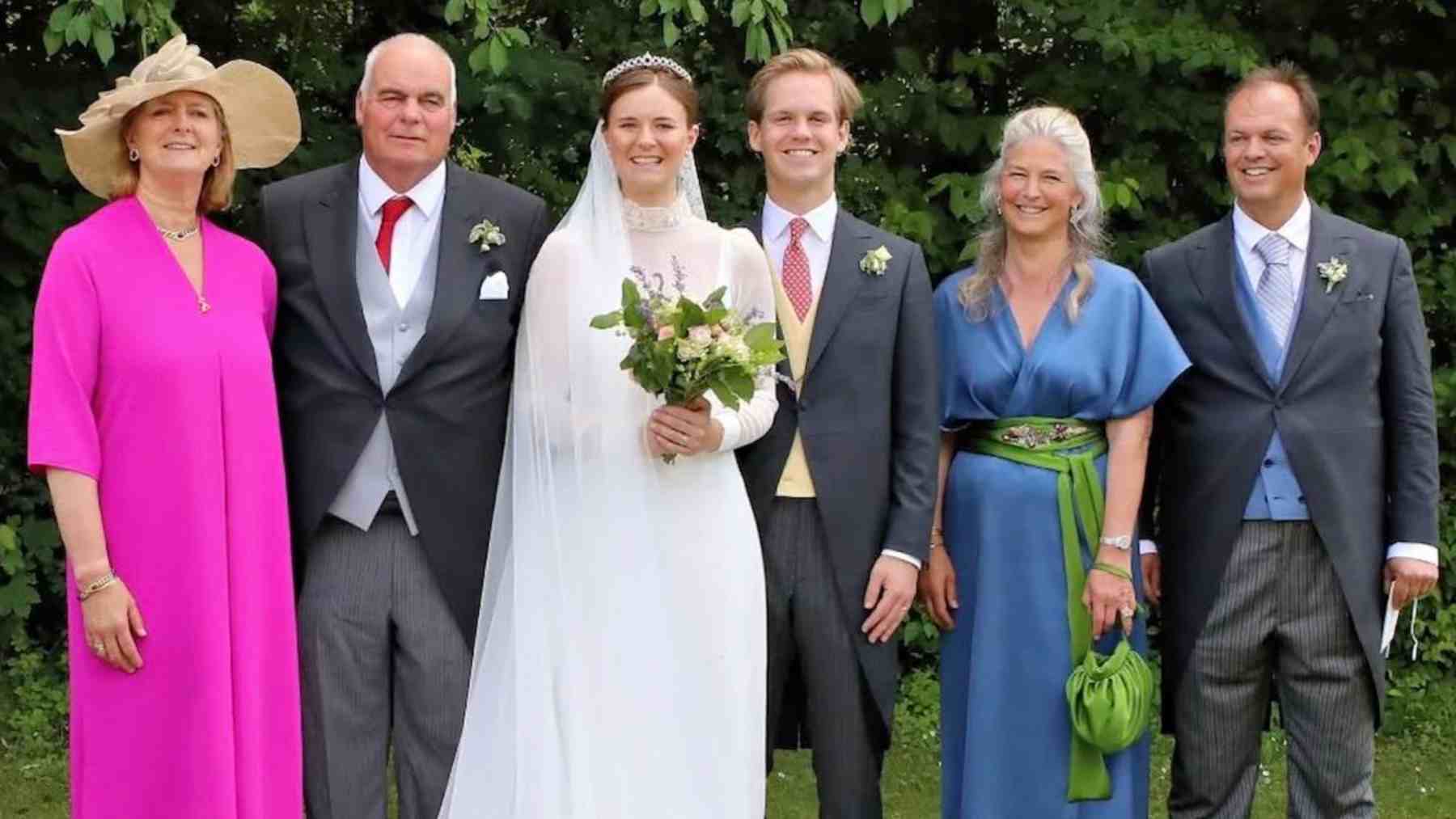 Lukas von Lattorff, hijo de Tatiana de Liechtenstein, y Marie von Wilczek, con la tiara de zafiros, recién casados. (Gobierno de Liechtenstein)