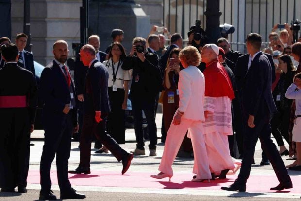 El papa León XIV y la Reina Sofía, a su llegada a la catedral de la Almudena. (Foto: EFE)
