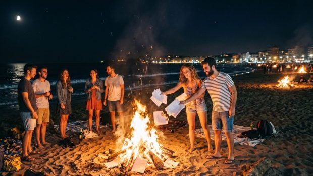 Gente en la playa Noche de San Juan