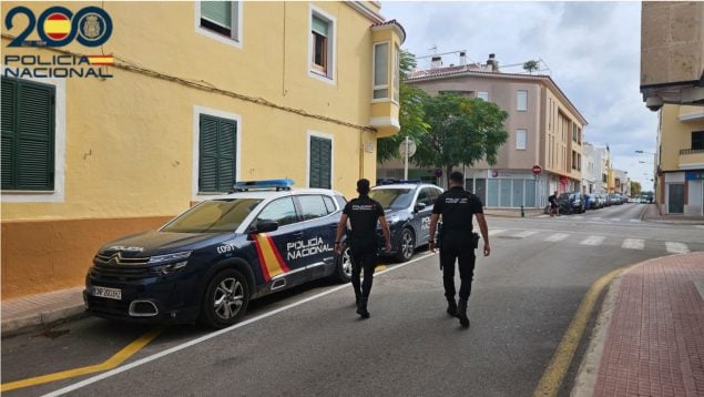 Dos agentes de la Policía Nacional en las Islas Baleares.