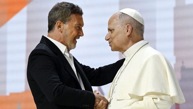 Antonio Banderas y el Papa León. (Foto: Europa Press)