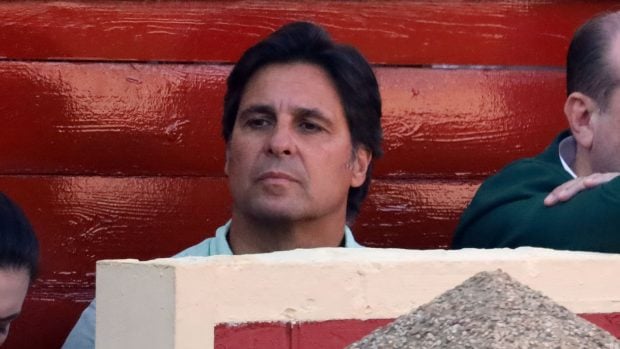 Fran Rivera, muy atento de Roca Rey desde barrera. (Foto: Europa Press)