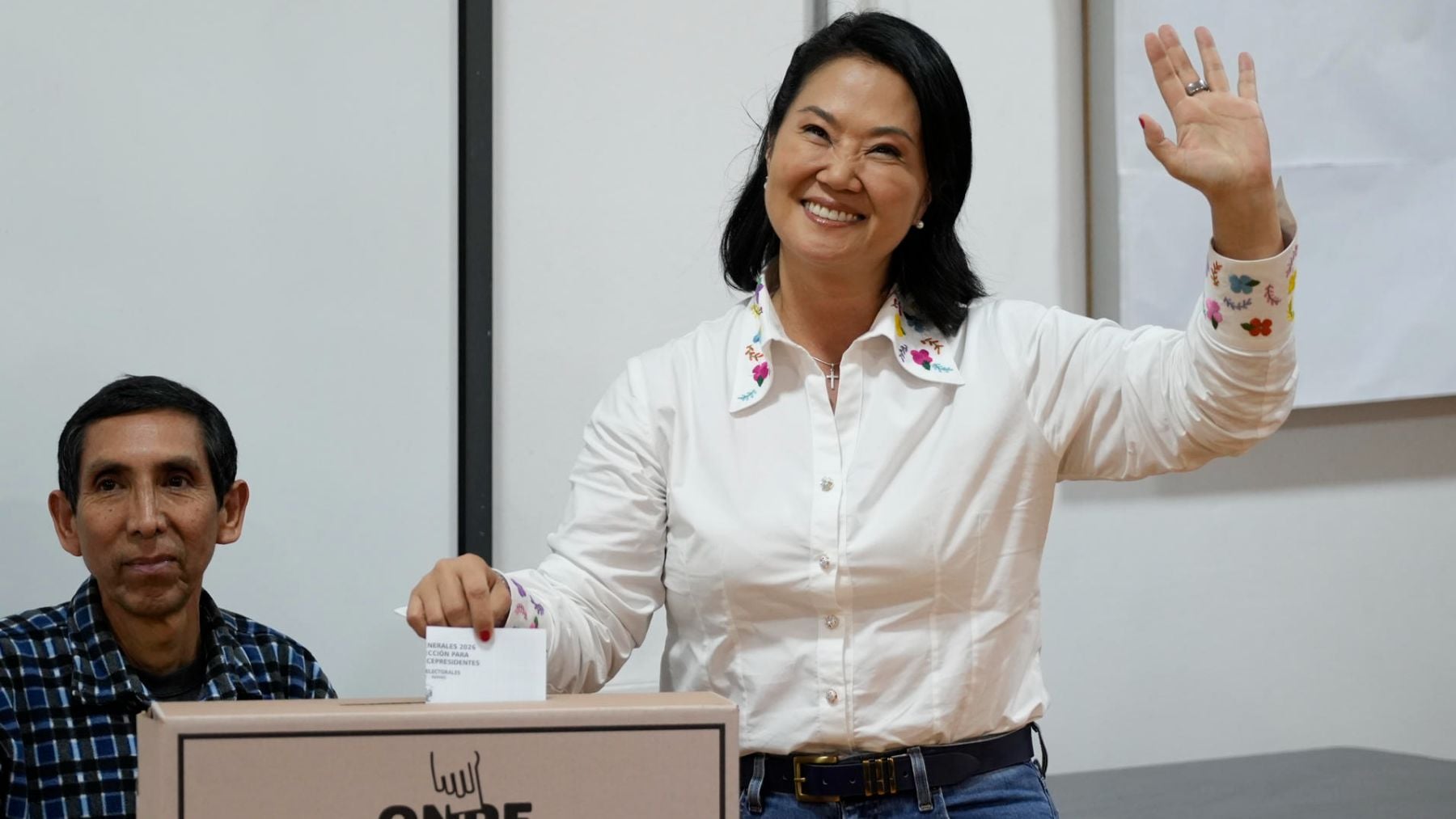Fujimori anticipa días largos para conocer al ganador en Perú al dar los sondeos un empate técnico pese a su ventaja al 50% escrutado