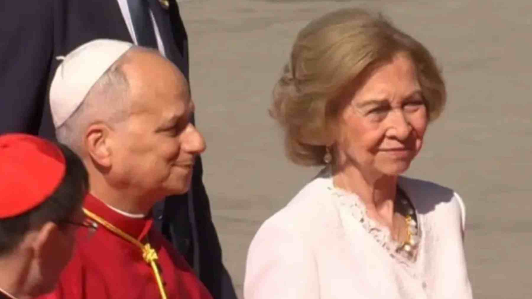 La Reina Sofía se arrodilla ante León XIV en la Catedral de 