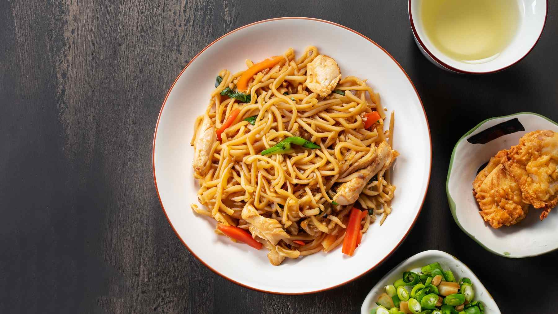 Yakisoba con verduras y pollo.