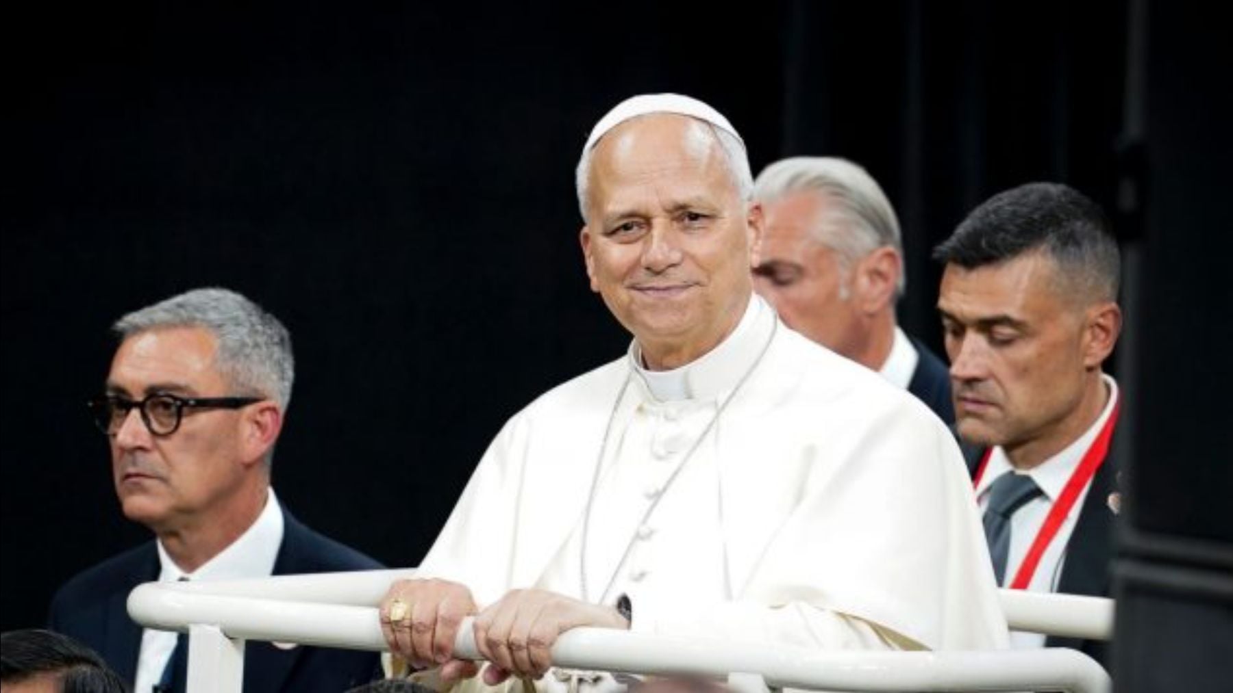 Cómo llegar a los actos del Papa León XIV en Canarias: metro, autobús y transporte público