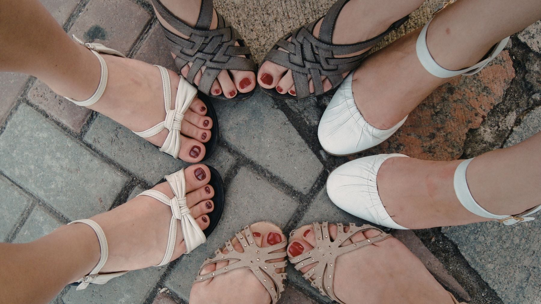 Skechers sandalias cuña. Foto Canva.