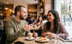 Dos personas hablando (Imagen hecha con IA).