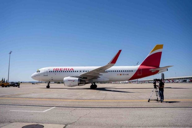Un avi&oacute;n de Iberia durante la despedida del Papa antes de partir rumbo a Barcelona desde el aeropuerto internacional Adolfo Su&aacute;rez Madrid-Barajas. (Foto: Europa Press)