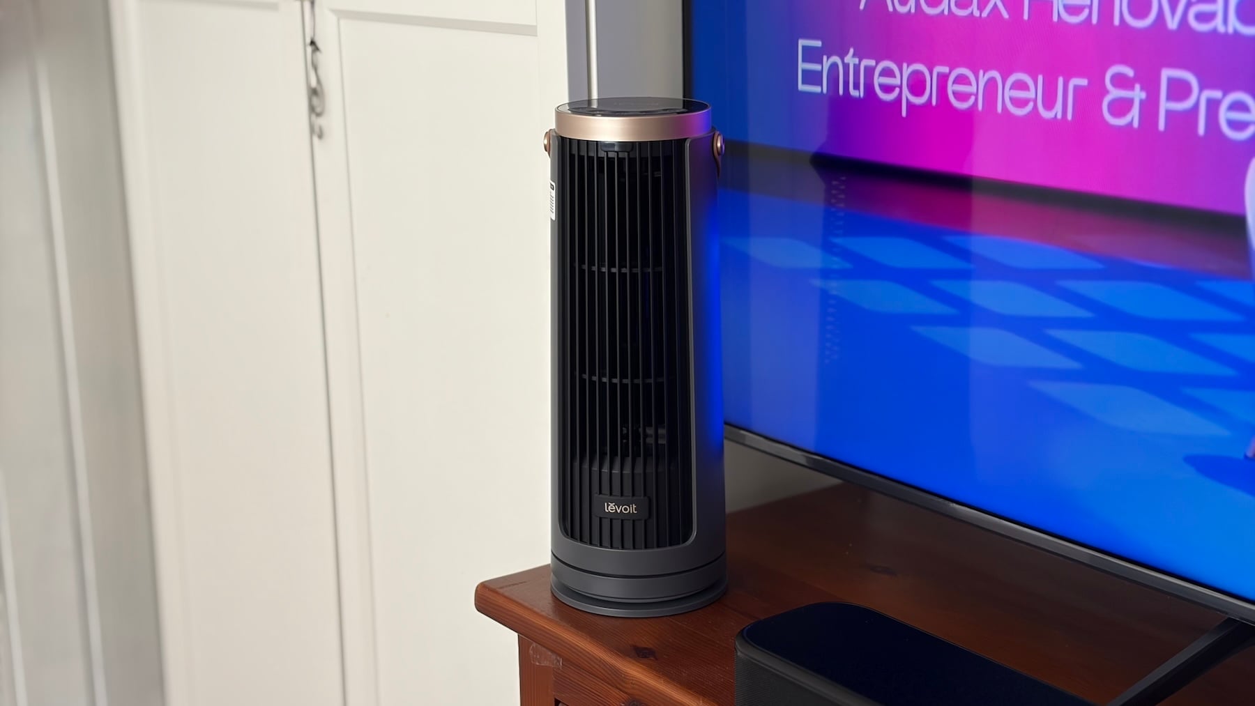 El Levoit Windi Mini Pro es un ventilador pequeño 
