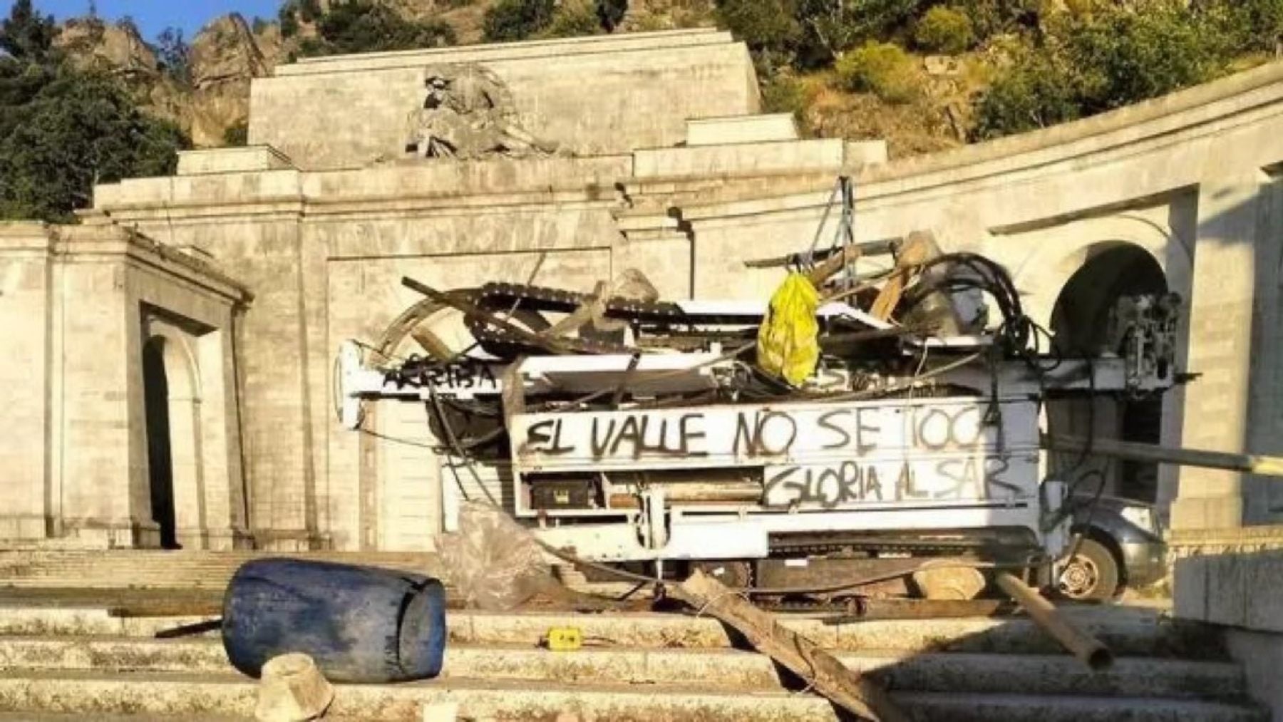 Pintadas de «¡El Valle no se toca!» en las obras p