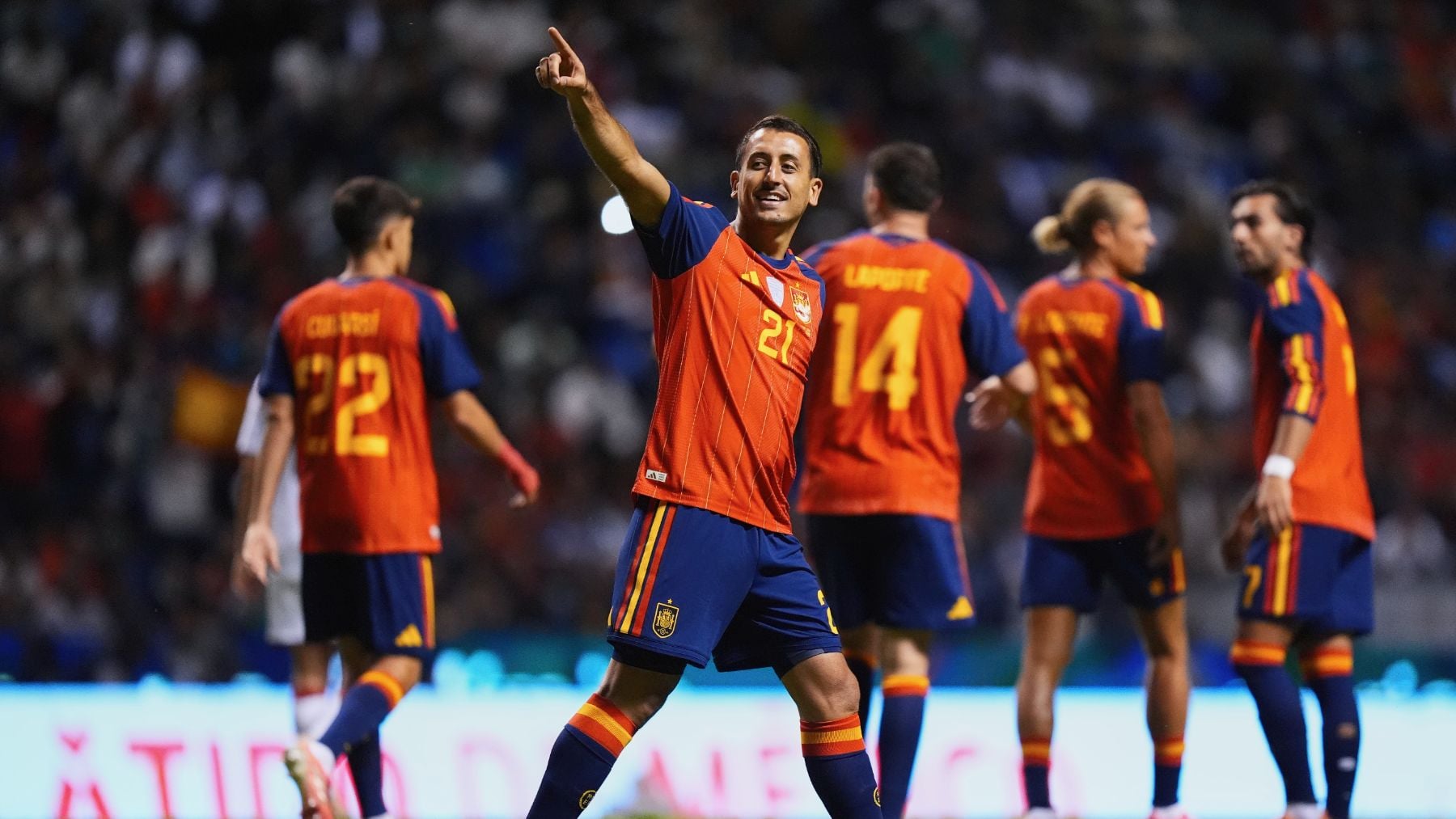 España afina motores para el Mundial en una noche de sainete