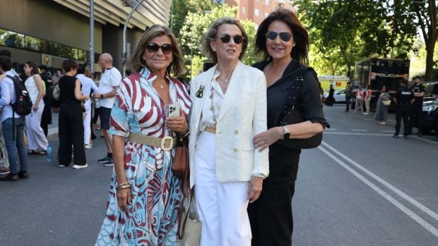Cari Lapique, su hermana y Nuria González. (Fotos: Europa Press)