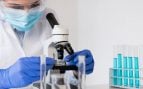 Científica trabaja en el laboratorio. Foto: Freepik