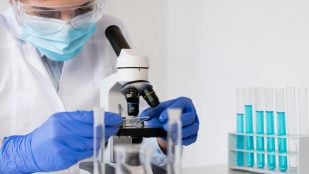 Científica trabaja en el laboratorio. Foto: Freepik