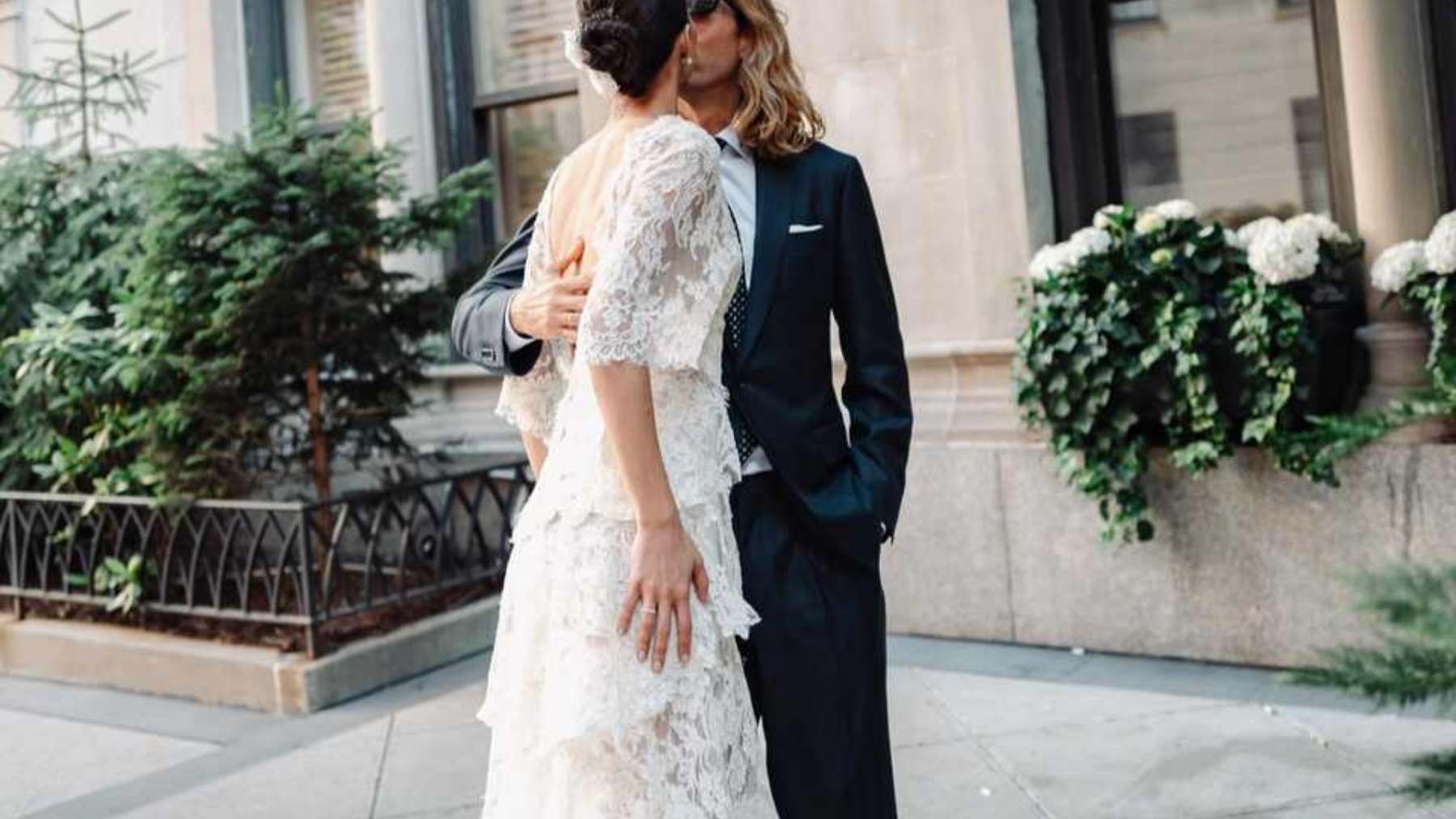 El encaje vuelve a conquistar a las novias: varios