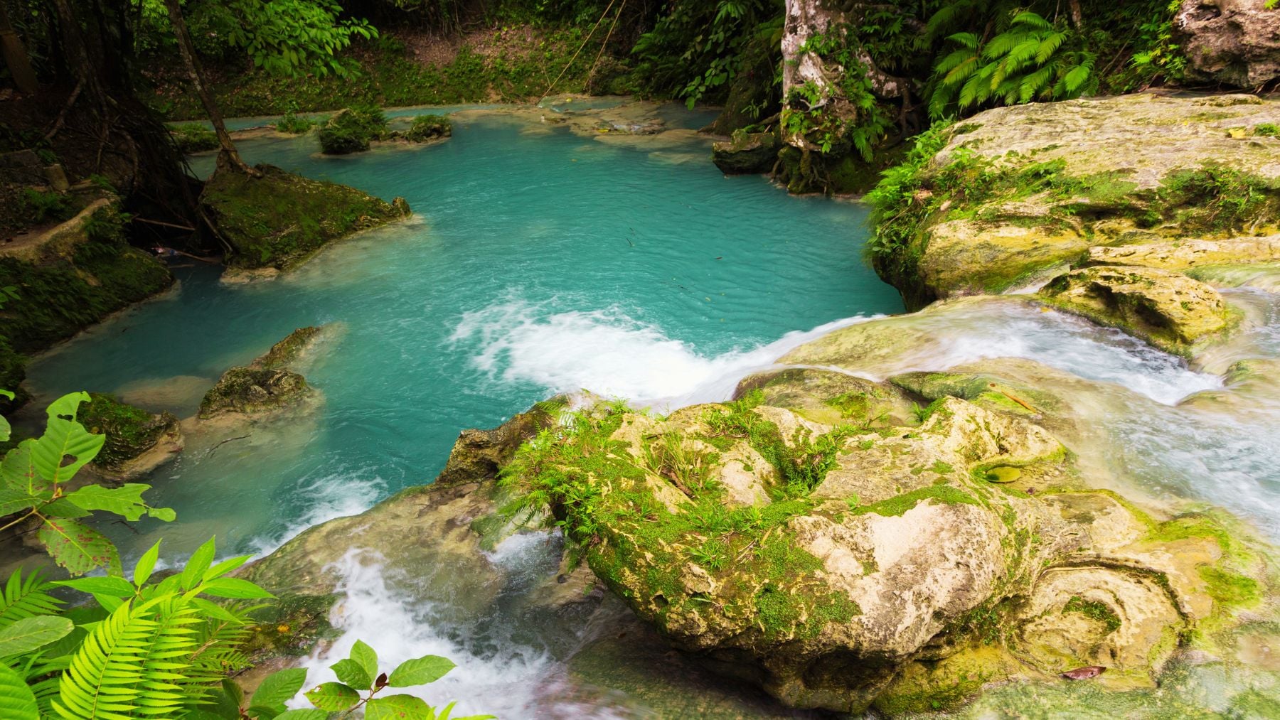 El pueblo de Ávila con cuevas, piscinas naturales y rutas de