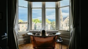 Adiós a las duchas con cortina: su sustituto es más elegante, práctico y aporta amplitud a los baños