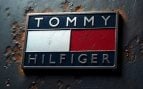 El logo de Tommy Hilfiger.