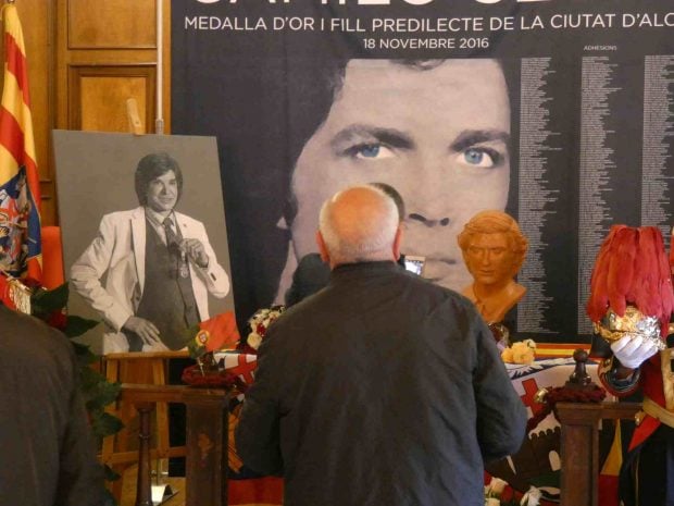 Admiradores de Camilo Sesto se despiden del cantante en Alcoy, su ciudad natal. (Foto: Europa Press)