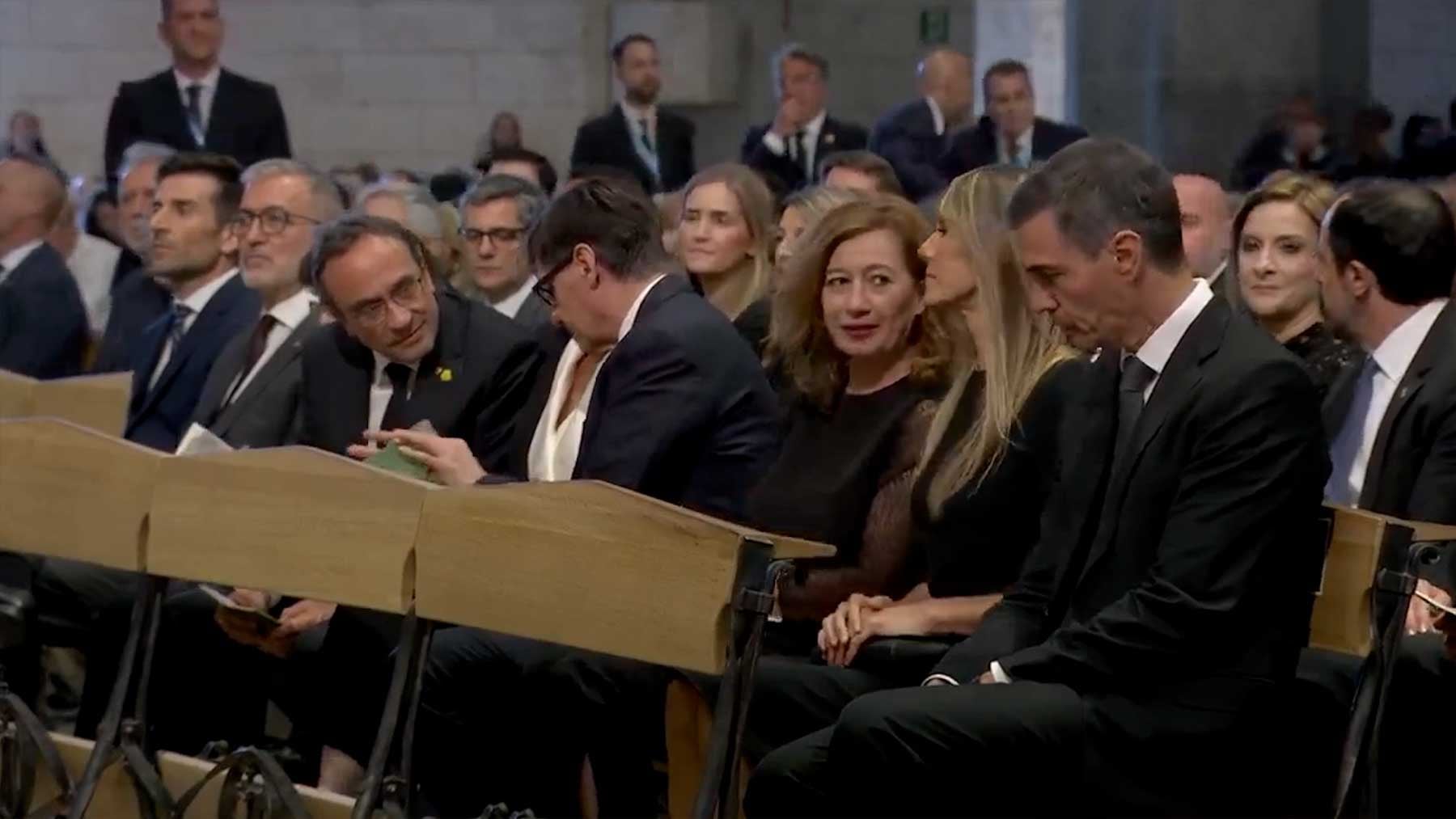 Sánchez, que impuso los funerales laicos, se presenta en la misa del Papa en Barcelona con Begoña y 14 ministros