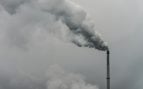 Fábrica expulsando humo