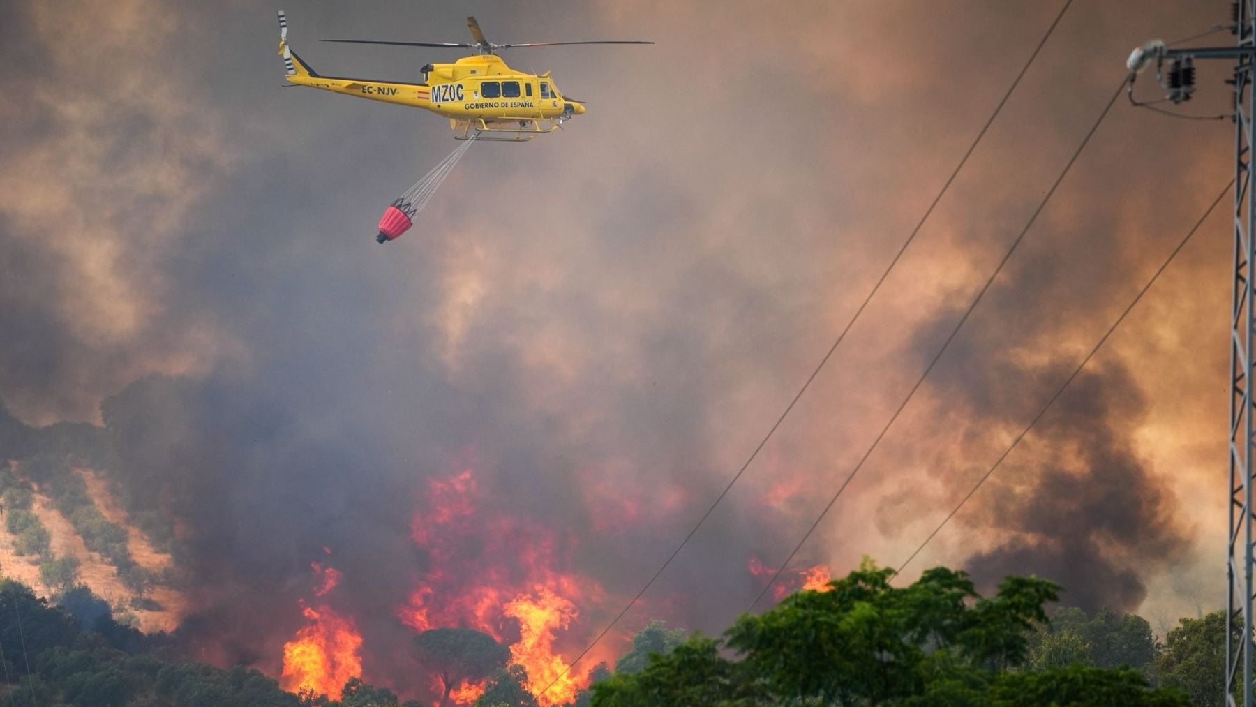 Elevan a nivel 2 el incendio de Castillejos (Huelva) con la 