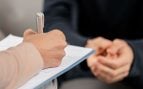 psicología manos espalda