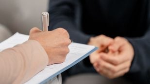 psicología manos espalda