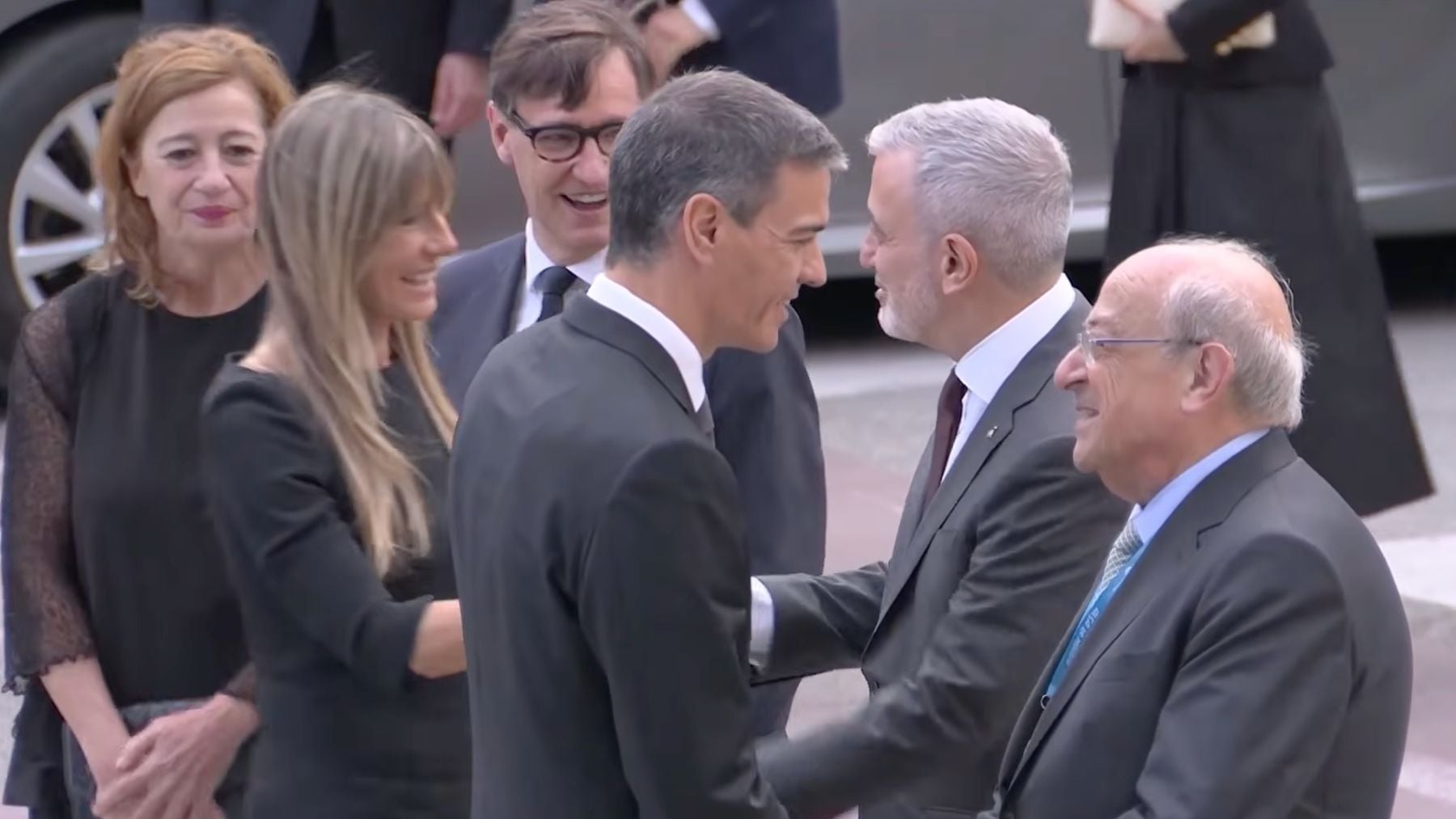Sánchez, que impuso los funerales laicos, se presenta en la 