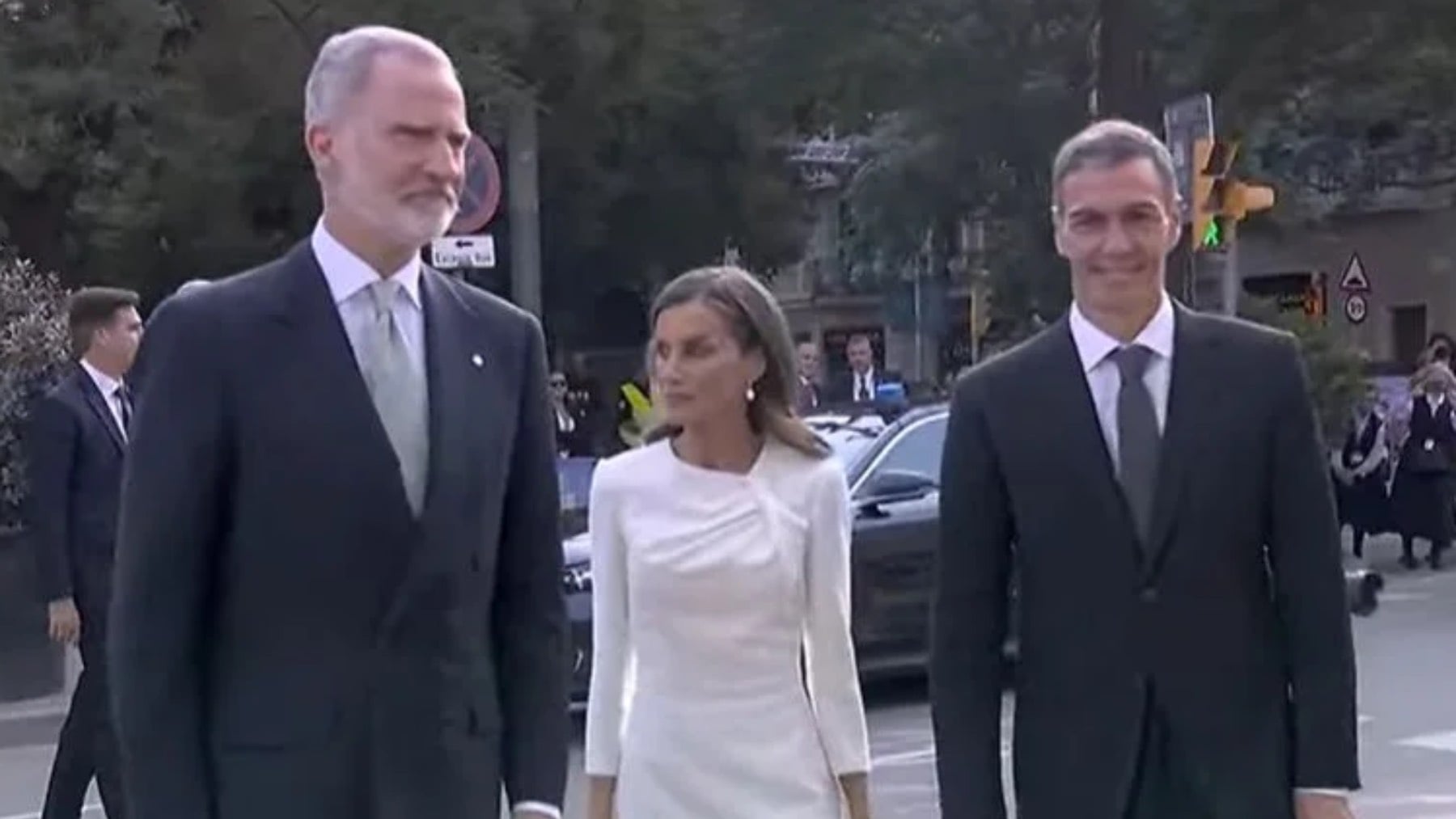 Los Reyes Felipe y Letizia y Pedro Sánchez en Barcelona. (Foto: RTVE)