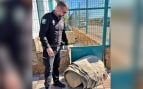 Un policía parado junto al miliario encontrado en Jaén. Foto: Junta de Andalucía