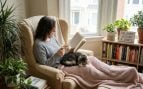 Persona leyendo un libro (Adobe)