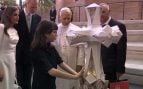 Valentina, la niña ciega que deja prendados al Papa y los Reyes explicando la Cruz de Jesús de la Sagrada Familia